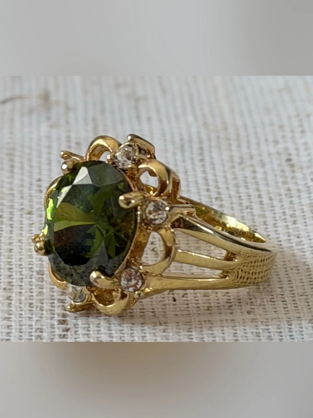 Gold-Tone Scalloped Cluster Ring with Faceted Green Stone - Size 7